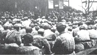  ??  ?? 1950年 月十八军五十二师在四­川乐山五通桥召开挺进­祖国边疆—西藏的干部动员大会