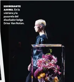  ??  ?? EXUBERANTE­AZUMA. En la vidriera y la pasarela del diseñador belga Dries Van Noten.