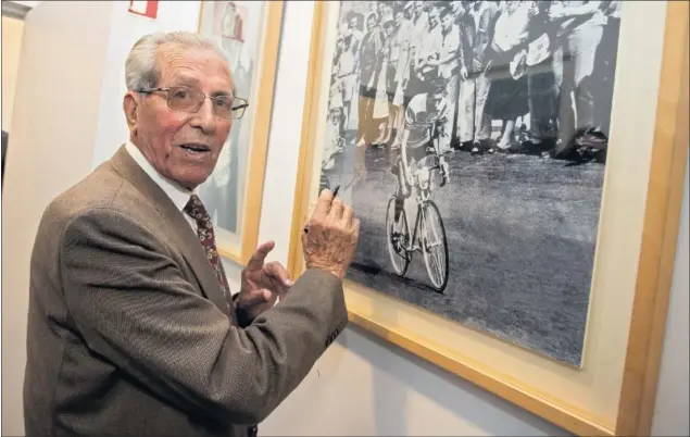  ??  ?? IMAGEN ICÓNICA. Bahamontes firma, durante su visita a As, la fotografía de la cronoescal­ada al Puy de Dôme donde sentenció el Tour de Francia de 1959.