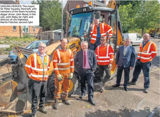  ??  ?? UNSUNG HEROES: The mayor, Sir Peter Soulsby, third left, with members of the team including digger driver John Wood, in the cab, John Raby, far right, and director of city highways, Martin Fletcher, second right