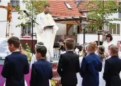  ??  ?? Pfarrer Markus Könen spendete insgesamt 32 Kindern erstmals das Sakrament.