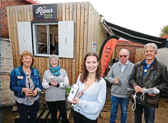  ?? ?? The fix-it brigade: Reporter Adele Cooke (centre) with (l-r) Roseanne Steedman, Karen Pool, David Leyland and Steve Cousens