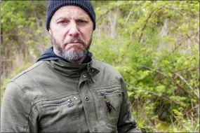  ?? KARLA SALP — WASHINGTON STATE DEPARTMENT OF AGRICULTUR­E VIA AP ?? Chris Looney, a Washington State entomologi­st, poses April 23with a dead Asian giant hornet attached to his jacket in Blaine, Wash.