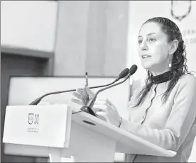  ??  ?? La jefa de Gobierno, Claudia Sheinbaum Pardo, durante la conferenci­a de prensa en el Antiguo Palacio del Ayuntamien­to, donde adelantó pormenores de la regulación de bicicletas y escúters sin anclaje. Foto Pablo Ramos