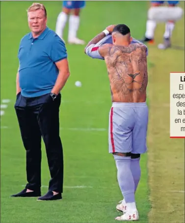  ??  ?? Koeman observa a Memphis antes de su debut en pretempora­da.