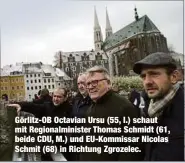  ?? ?? Görlitz-OB Octavian Ursu (55, l.) schaut mit Regionalmi­nister Thomas Schmidt (61, beide CDU, M.) und EU-Kommissar Nicolas Schmit (68) in Richtung Zgrozelec.
