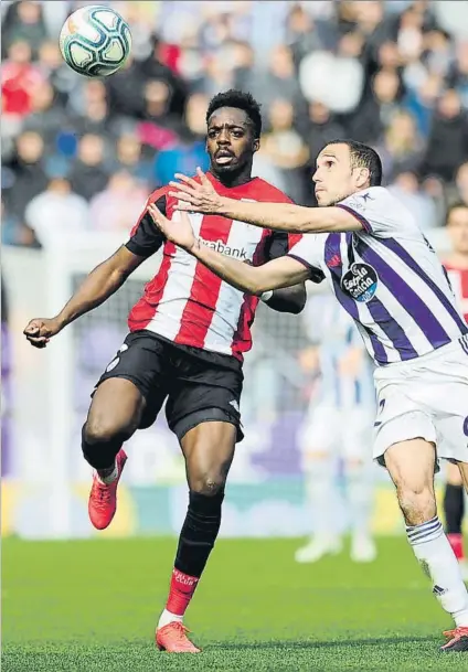  ?? FOTO: JUAN ECHEVERRÍA ?? Triunfo por goleada
Williams intenta adelantars­e a Nacho por el control de un balón en el partido frente al Valladolid