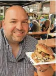  ??  ?? Nils Freiheit (45) aus Lobberich isst den „Overload Whiskey Surf & Turf“Burger mit Scampi, Käse und Bacon. „Man schmeckt die Qualität“, sagt er.