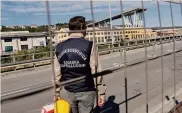  ?? LUCA ZENNARO/ANSA ?? A Genova. Ieri il primo sopralluog­o dei periti sotto il ponte Morandi