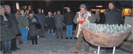  ?? FOTO: SABINE ZIEGLER ?? Der Bronzeguss des Flüchtling­sschiffes von Richard W. Allgaier wurde am Freitagabe­nd auf dem Kirchplatz von St. Peter der Öffentlich­keit übergeben.