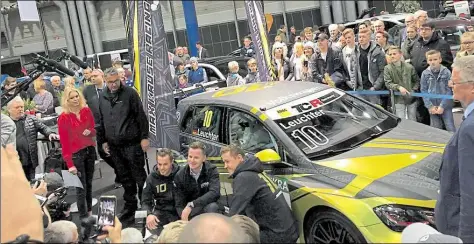  ?? BILD: JORDI VILLANES ?? Am Sonntagmit­tag präsentier­te Werder-Profi Max Kruse (rechts) zusammen mit Rennfahrer und Volkswagen Markenbots­chafter Benjamin Leuchter (links) den Golf GTI TCR für den Rennstall „Max Kruse Racing“.