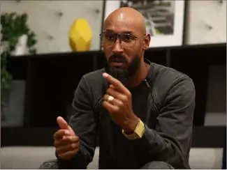  ?? (Photo Laurent Martinat) ?? Avec Nicolas Anelka, l’extraordin­aire rencontre souvent le rocamboles­que.