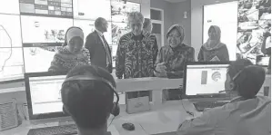  ?? DEBORA DANISA SITANGGANG/JAWA POS ?? ERA DIGITAL: Wali Kota Tri Rismaharin­i mendamping­i Dubes Kroasia Drazen Margeta (tiga dari kanan) meninjau Command Center Room 112 di Siola kemarin.