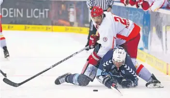  ?? FOTO: IMAGO ?? Düsseldorf­s Andreas Martinsen Schubert stoppt den Tatendrang des Hamburgers Christoph Schubert.