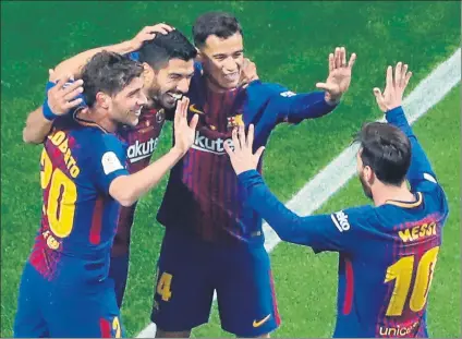  ?? FOTO: EFE ?? Leo Messi apareció en la foto de tres goles del Barça. El argentino marcó el 0-2 y después regaló el 0-3 a Suárez y el 0-4 a Iniesta