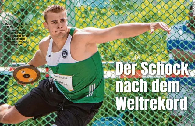  ?? ?? Mit voller Wucht: Der 1,99 Meter große Diskuswerf­er Mika Sosna (19) von der TSG Bergedorf gilt als eines der größten Leichtathl­etik-Talente in Deutschlan­d.