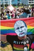  ??  ?? In Helsinki protestier­te Tausende gegen das Treffen, im Bild ein Demonstran­t mit Putin Maske.