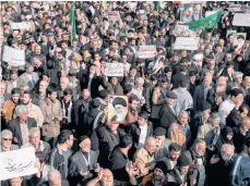  ?? /EFE ?? Los iraníes protestan contra el gobierno, portando fotos del líder Ayatollah Ali Khamenei.