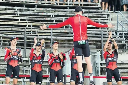  ?? JAIME REINA / AFP ?? Rohan Dennis, aupado al liderato de la Vuelta gracias al trabajo de sus compañeros, que le aplauden