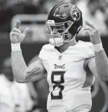  ?? DENNY SIMMONS/THE TENNESSEAN ?? Tennessee Titans quarterbac­k Will Levis prepares for a game against the Houston Texans at NRG Stadium in Houston on Dec. 31.