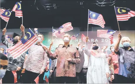  ?? — Bernama photo ?? Muhyiddin (centre), Azmin (second left) and Bersatu Supreme Council members waving the ‘Jalur Gemilang’ at the National Congress event organised by an NGO.