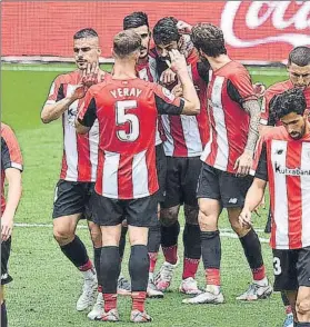  ?? FOTO: EFE ?? Definitivo­Villalibre es felicitado por sus compañeros tras hacer el 3-1