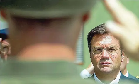  ?? [APA/Hans Klaus Techt] ?? Minister Günther Platter (hier auf einem Archivbild von 2004) hat die verpflicht­enden Milizübung­en abgeschaff­t – eine weitreiche­nde Entscheidu­ng für das Bundesheer.