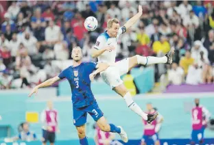  ?? Ap ?? El estadounid­ense Walker Zimmerman (izquierda) batalla por el balón con el atacante inglés Harry Kane en la acción de ayer.