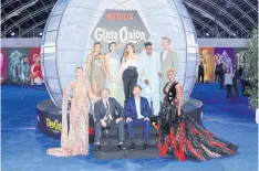  ?? ?? Cast of Netflix’s Glass Onion: A Knives Out Mystery.
