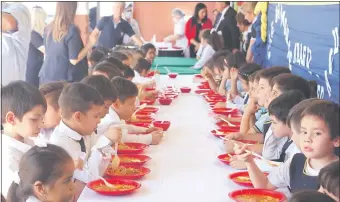  ??  ?? Alumnos de la Escuela Talavera Richer disfrutan del almuerzo. Cada plato cuesta al Estado más de G. 14.000 y es financiado por Fondo de Inversión Pública y Desarrollo.