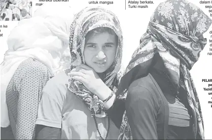  ?? — Gambar AFP ?? PELARIAN: Para
perempuan Yazidi berbaris untuk men
dapatkan makanan di kem Bajid
Kandala.