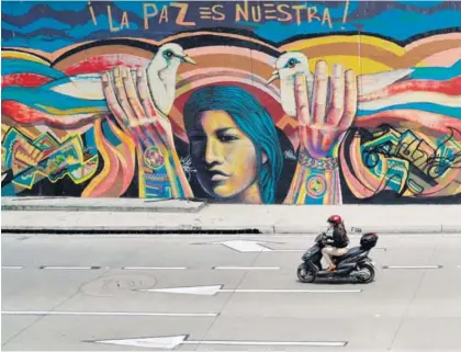  ?? AFP ?? Un grafiti con la frase La paz es nuestra imprime un tono de esperanza a una calle de Bogotá. Este jueves, el Gobierno y las FARC revelarán los términos de un acuerdo de alto el fuego definitivo.