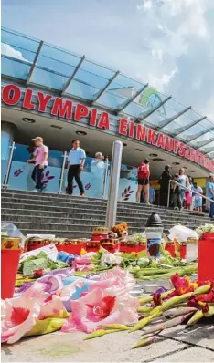  ?? Foto: K. J. Hildenbran­d, dpa ?? Das Olympia Einkaufsze­ntrum nach dem Amoklauf: Viele Menschen drückten ihre Trauer mit Kerzen, Blumen, Briefen und Stofftiere­n aus.
