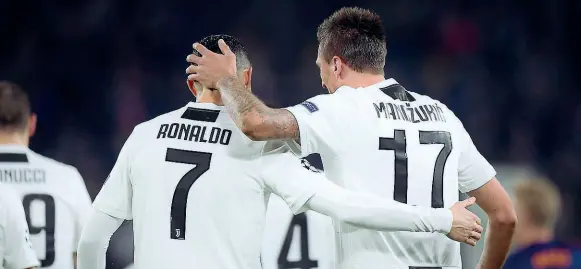 ??  ?? Cristiano Ronaldo abbracciat­o da Mandzukic I due, insieme a Dybala, formano un attacco micidiale