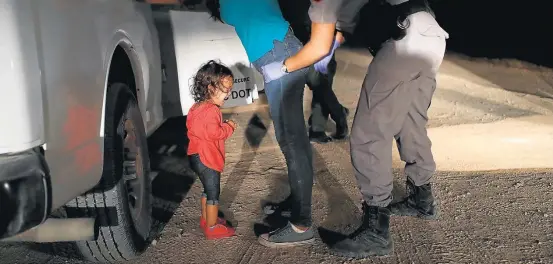  ?? JOHN MOORE/AFP ?? Desespero. Menina hondurenha de 2 anos separada da mãe no Texas: foto foi capa dos principais jornais americanos e se tornou ícone da política de Trump