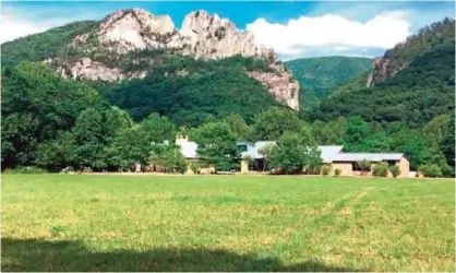  ??  ?? Photo shows Seneca Rocks rises behind the Monongahel­a National Forest Discovery Center in eastern West Virginia. — AP photos