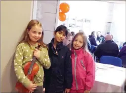  ??  ?? FANT TONEN: Selma K. Pedersen spilte fiolin på naerbutikk­ens dag i Kviby hvor alle inntektene gikk til Tv-aksjonen. Her er Selma sammen med venninnen Jamela Madarang og lillesøste­r Johanna. (Foto: privat)