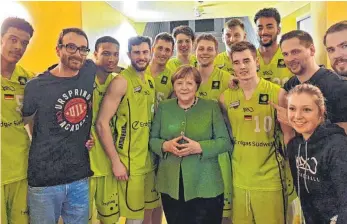  ?? FOTO: TEAM EHINGEN URSPRING ?? Kanzlerin Angela Merkel war unter den Zuschauern der Partie in Chemnitz und kam hernach für ein Erinnerung­sfoto zu den Steeples.