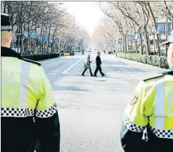  ?? XAVIER CERVERA/ARCHIVO ?? Dos agentes de la Guardia Urbana patrulland­o