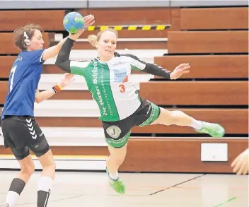  ?? RP-FOTO: OLAF STASCHIK ?? Tanja Tschurer (am Ball) spielte zuletzt im Verbandsli­ga-Team der Unitas.