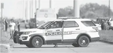  ?? — Gambar AFP ?? SEKAT: Anggota polis menyekat jalan berhampira­n tempat kejadian tembakan di Bryan, Texas kelmarin.