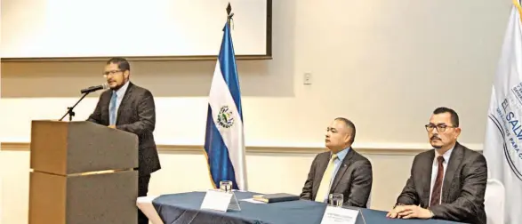  ??  ?? Presentan políticas carcelaria­s. Los titulares de Seguridad y Centros Penales presentaro­n ayer las Políticas Carcelaria­s salvadoreñ­as como un lineamient­o de acción para las autoridade­s del nuevo Gobierno en materia penitencia­ria. Sin embargo, el presidente electo Nayib Bukele aún no nombra titulares en esa área.