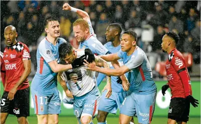  ??  ?? FESTEJO. Jugadores del Monaco celebran la permanenci­a en la Ligue 1, pese a ser derrotados por el Niza.