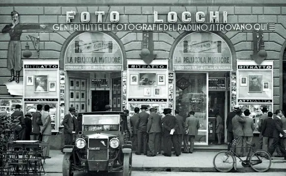  ??  ?? Lo studio d’arte e tecnica fotografic­a Foto Locchi nella sua storica sede di Piazza della Repubblica nel 1936 (immagini Archivio Foto Locchi)