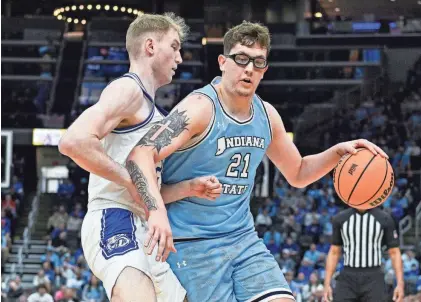  ?? JEFF CURRY/USA TODAY SPORTS ?? Indiana State center Robbie Avila works against Drake forward Nate Ferguson in the Missouri Valley Conference title game March 10.