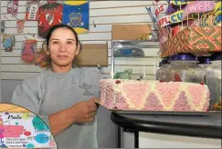  ??  ?? DULCE. Olga Leiva (arr.) tiene un local de tortas y está buscando otro para expandirse.