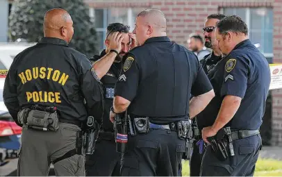  ?? Photos by Elizabeth Conley / Staff photograph­er ?? Authoritie­s investigat­e a shooting at Timber Ridge Apartments near East Aldine where a Houston Police officer and the suspect were killed on Monday. Another officer was wounded in the shooting and said to be in stable condition.