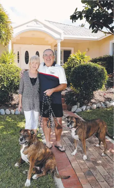  ?? Picture: ANNA ROGERS ?? CONCERNED: Paradise Palms residents Jo Lundberg and David Lierich, who love their neighbourh­ood, with their dogs Cinnamon and Nutmeg.