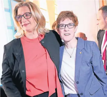  ?? FOTO: REUTERS ?? Die Wahlverlie­rerin Anke Rehlinger (SPD, l.) gratuliert der Wahlsieger­in Annegret Kramp-Karrenbaue­r (CDU).