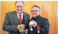  ?? FOTO:STEPHAN EPPINGER ?? Kammerpräs­ident Hans Peter Wollseifer (l.) und Ingo Telkmann vom Fest in Gold mit den Siegerorde­n.